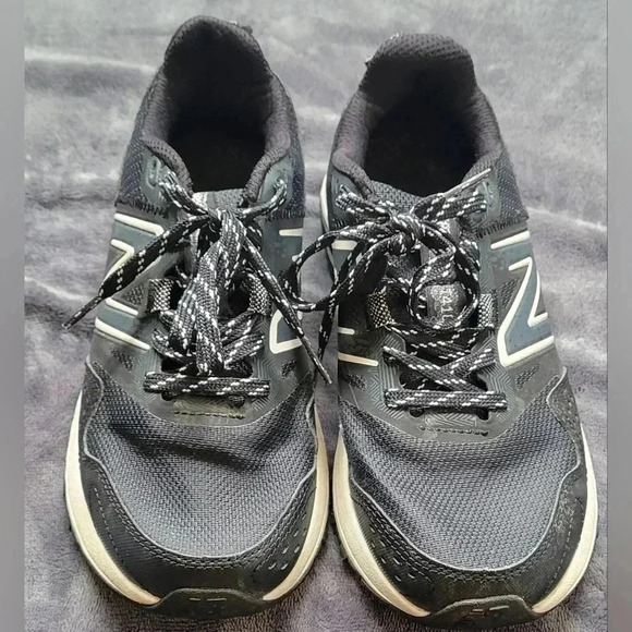 NEW BALANCE 410 v8 Trail Running Shoes BLK & WHITE Womens Size 6.5 - Picture 9 of 13